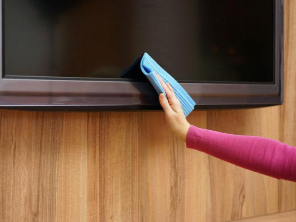 Чем протирать экран телевизора в домашних условиях от пыли и разводов